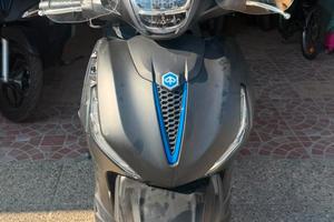scooter piaggio Beverly 300 kl 4000 anno  2025 
