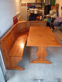 tavolo con cassapanca 