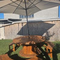 Tavolo rotondo con panche artigianali in legno