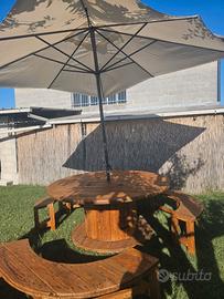 Tavolo rotondo con panche artigianali in legno