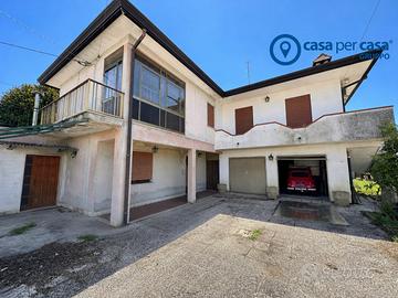 Ampia proprietà con due abitazioni e giardino pri