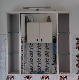 mobile bagno sotto lavabo e specchio