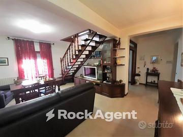 APPARTAMENTO CON TERRAZZO E GARAGE