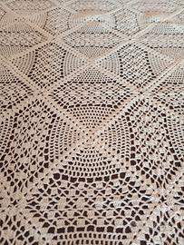 Copritavolo fatto ad uncinetto 