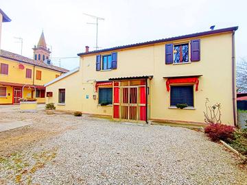Villa di 130 m² con 5 locali e box auto a Copparo