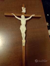 crocifisso foflorescente su croce in legno 
