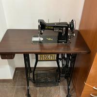 Macchina da cucire vintage necchi