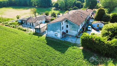 CASA DI CORTE A BAGNOLO SAN VITO