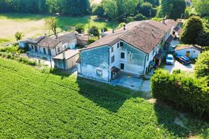 CASA DI CORTE A BAGNOLO SAN VITO
