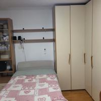 Armadio angolare con libreria e vetrina integrata