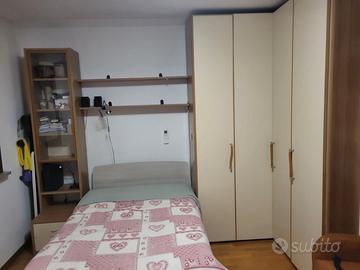 Armadio angolare con libreria e vetrina integrata