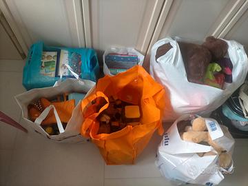 giochi in scatola vari, peluche di diverse misure 