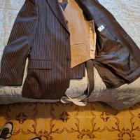 completo uomo scuro con righe chiare