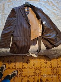 completo uomo scuro con righe chiare