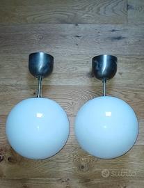 Due lampade a sfera da soffitto