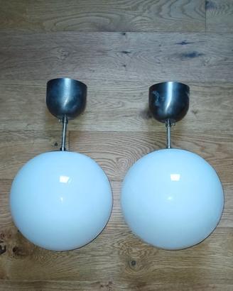 Due lampade a sfera da soffitto