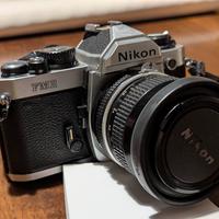 Nikon FM2 nido d'ape  con 3 obiettivi NIKKOR + acc