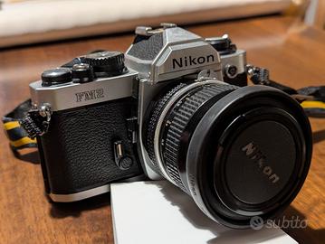 Nikon FM2 nido d'ape  con 3 obiettivi NIKKOR + acc