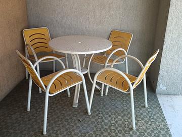 tavolo rotondo con 4 sedie