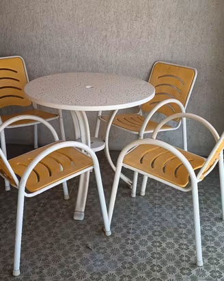 tavolo rotondo con 4 sedie