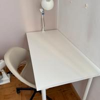 Scrivania, sedia con ruote e lampada da tavolo