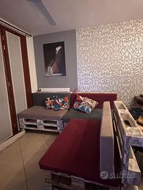 Divano con bancale finitura shabby con cuscini