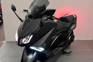 Yamaha TMAX 530 black carbon