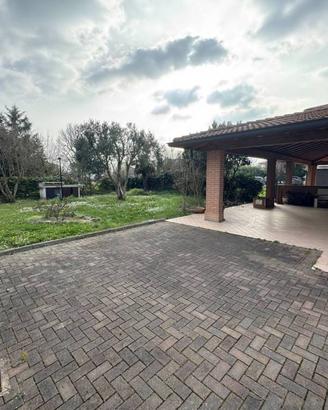 Villa di 243 m² con più di 5 locali e box auto dop