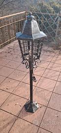 Lanterna in ferro con palo