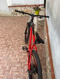 bici rockrider st900 rossa e nera