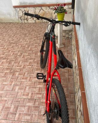 bici rockrider st900 rossa e nera