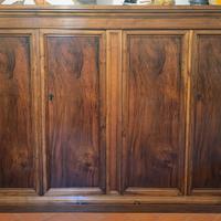 Armadio in noce massello realizzato a mano