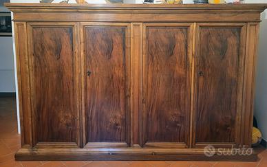 Armadio in noce massello realizzato a mano