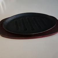 Piatti in ghisa con vassoio in legno