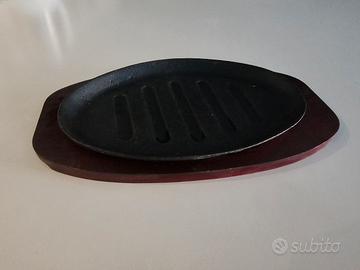 Piatti in ghisa con vassoio in legno