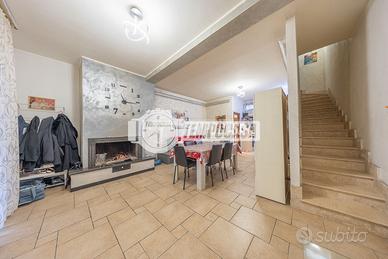 Villino a schiera su tre livelli - Aranova, Via Si