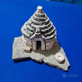 Trullo di Alberobello di pietra color bianco e gri