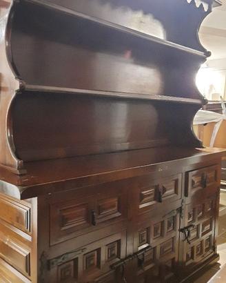 Credenza con piattaia