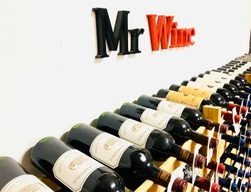 Bottiglie di vino champagne e distillati