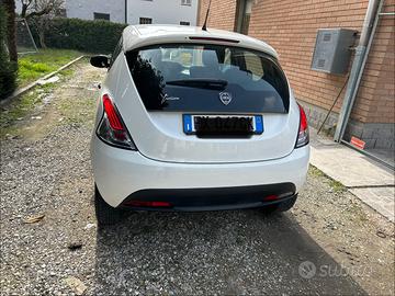 Lancia y