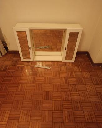 mobiletto bagno, postato sopra al lavandino 