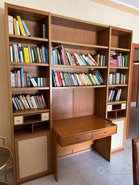Grande libreria di legno con scrittoio