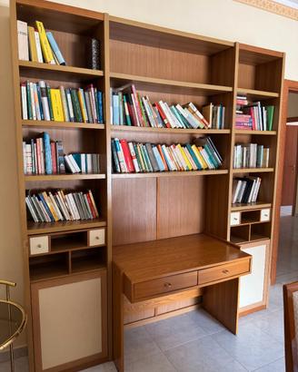 Grande libreria di legno con scrittoio