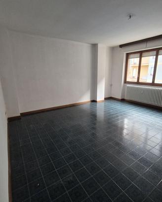 Sondrio ampio quadrilocale vicinanze stazione