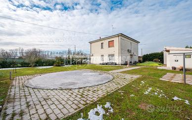 Casa indip. con accessori, corte privata e terreno