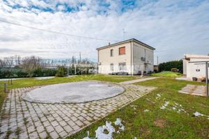 Casa indip. con accessori, corte privata e terreno