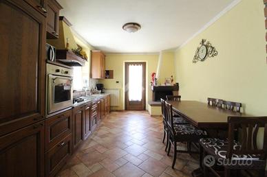 CASA DI CORTE A LARCIANO