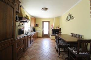 CASA DI CORTE A LARCIANO