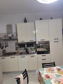 cucina con tavolo e sedie