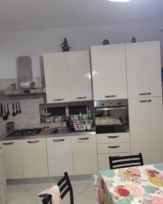 cucina con tavolo e sedie